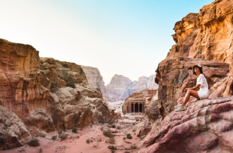 Tour Giordania 7 Giorni, una donna a petra