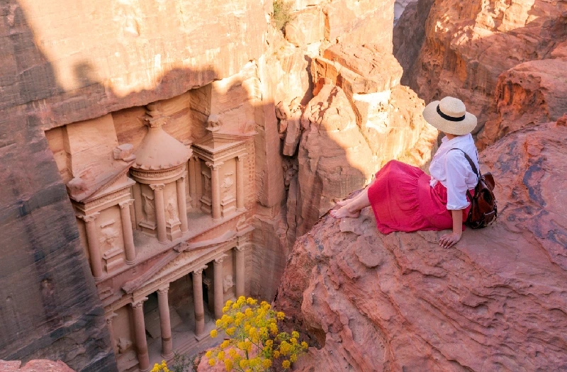 Viaggio in Giordania, una donna a petra
