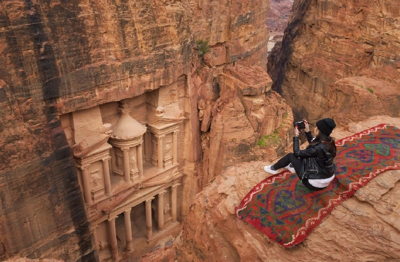 Tour Giordania, una donna a petra