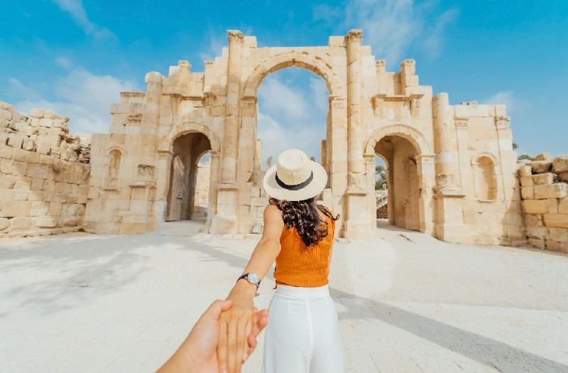 Tour Giordania, un uomo tiene la mano di una donna a petra