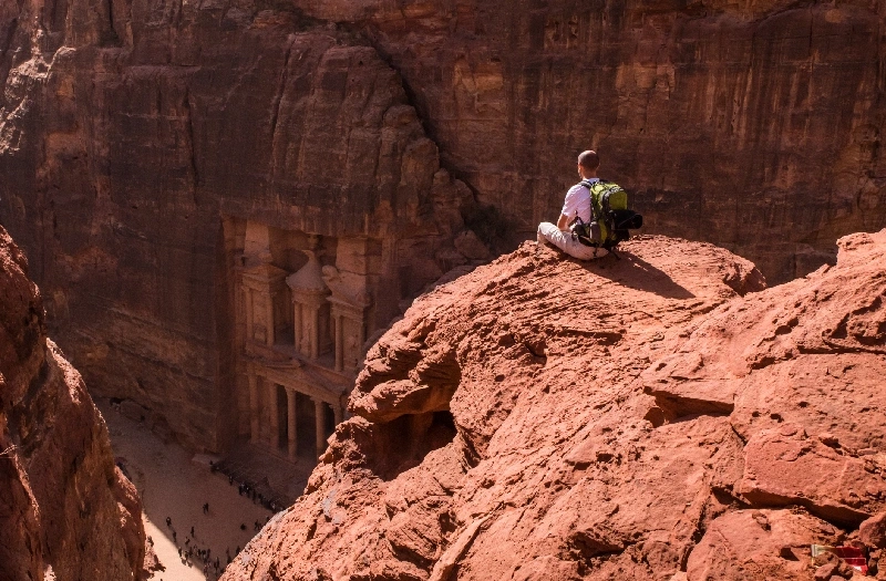 Vacanza in Giordania, un uomo a grande roccia a petra