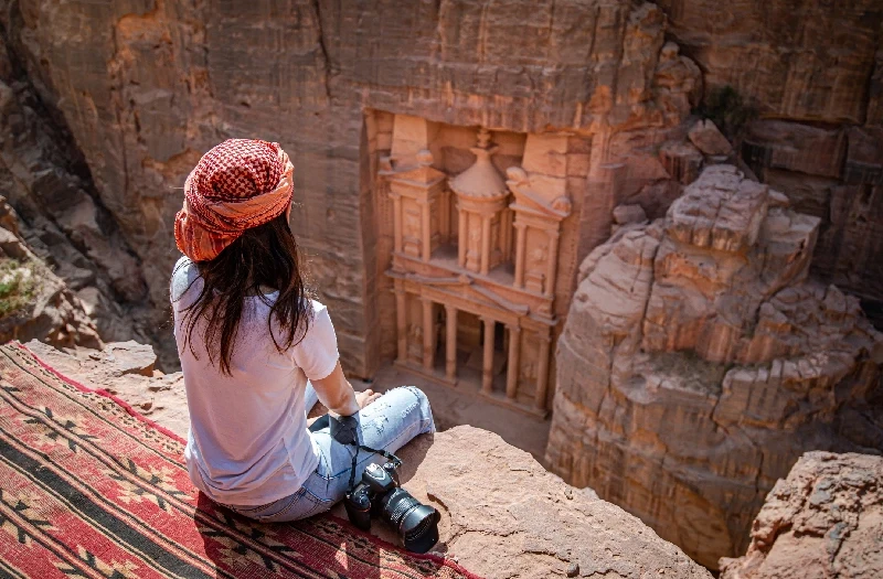 Vacanza in Giordania, una donna davanti davanti a petra