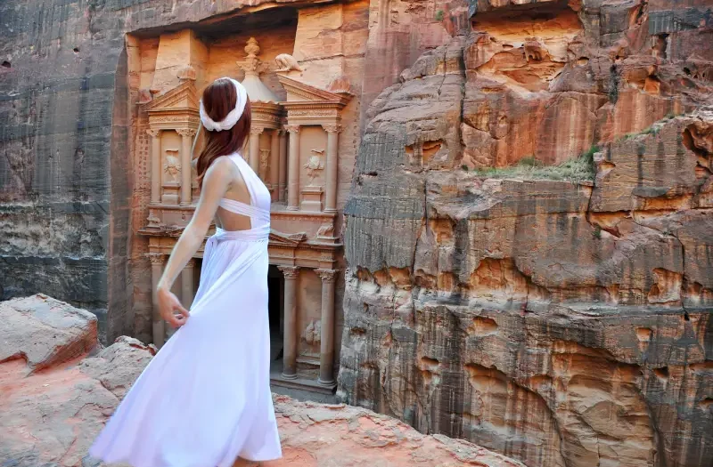 tour giordania 5 giorni, un donna davanti a petra