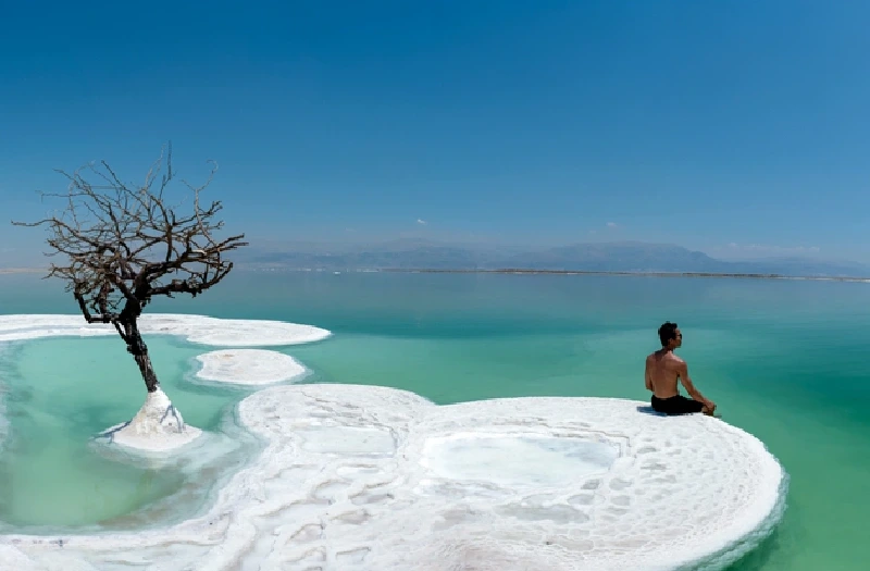 Viaggio Giordania, un uomo im magnifica Giordania