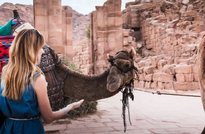 Viaggio Giordania, una donna e un cammello a petra