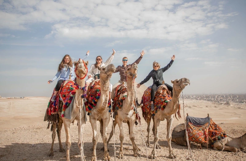 Viaggio Marsa Alam, Una famiglia a dorsi di un gruppo dei cammelli 