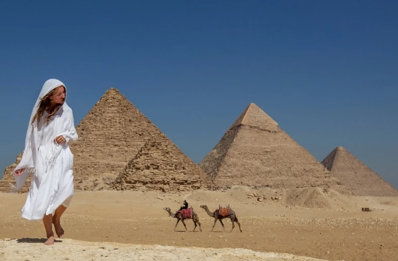 museo egizio, una donna indossa un vestito bianco alle piramidi di Giza