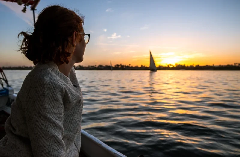 una donna a bordo di una crociera sul Nilo, tour egitto piramidi e mare