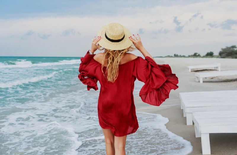 una donna con un vestito rosso, tour egitto piramidi e mare