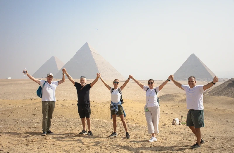un Gruppo alle piramidi di Giza, crociera sul nilo e piramidi