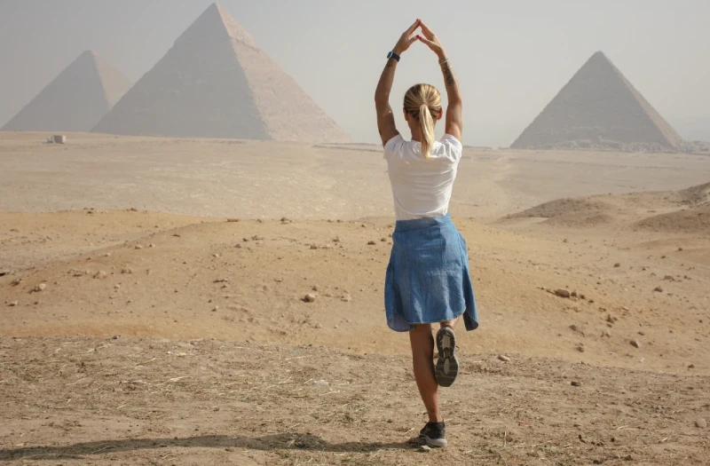  una donna davanti alle tre piramidi di Giza, crociera sul nilo e piramidi