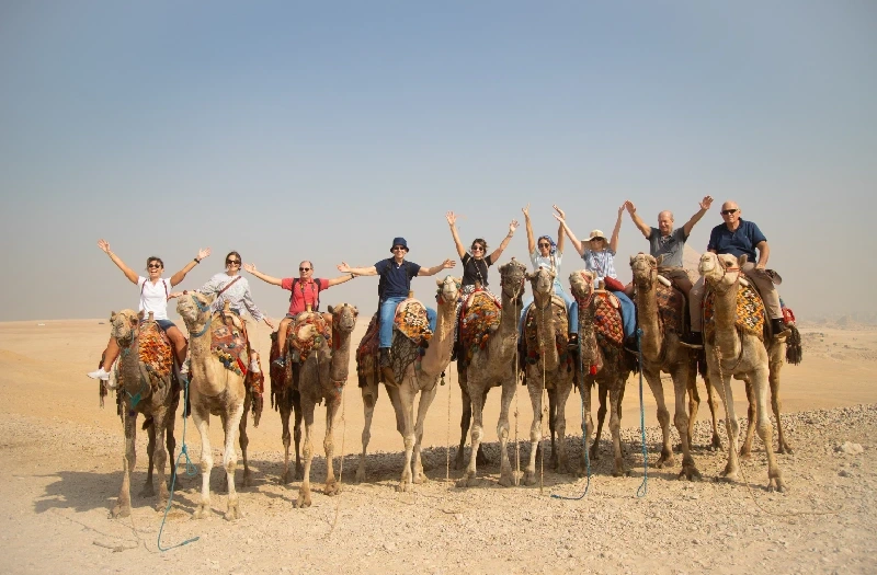 una gruppo dei nostri clienti alle piramidi, tour cairo e crociera sul nilo