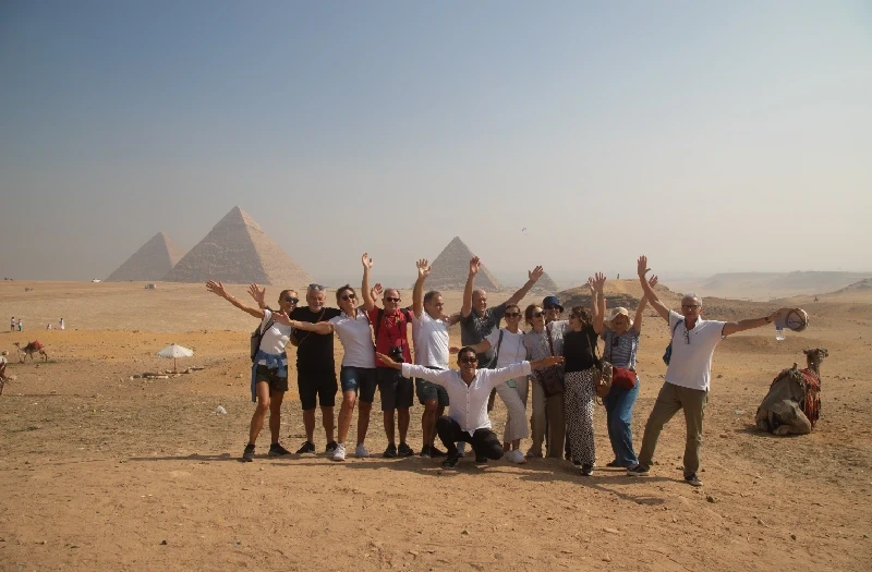 un gruppo alle piramidi, offerte egitto