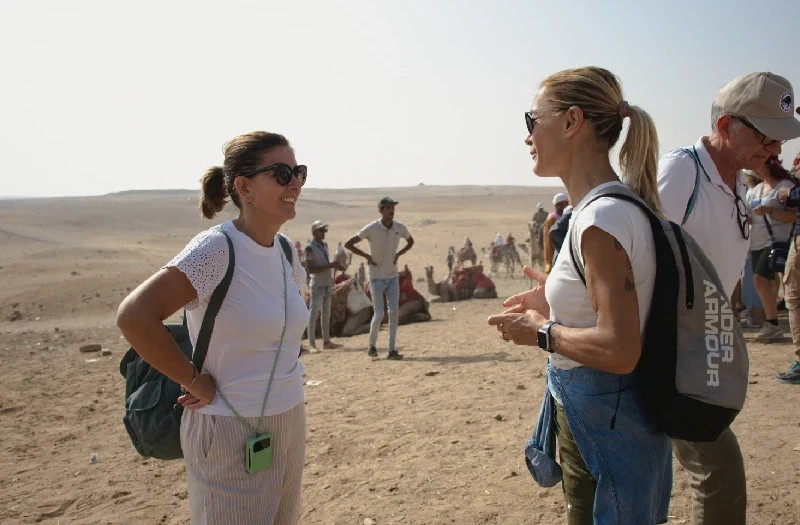 Crociera Egitto e Giordania, amiche parlano insiemi alla piramidi di Giza