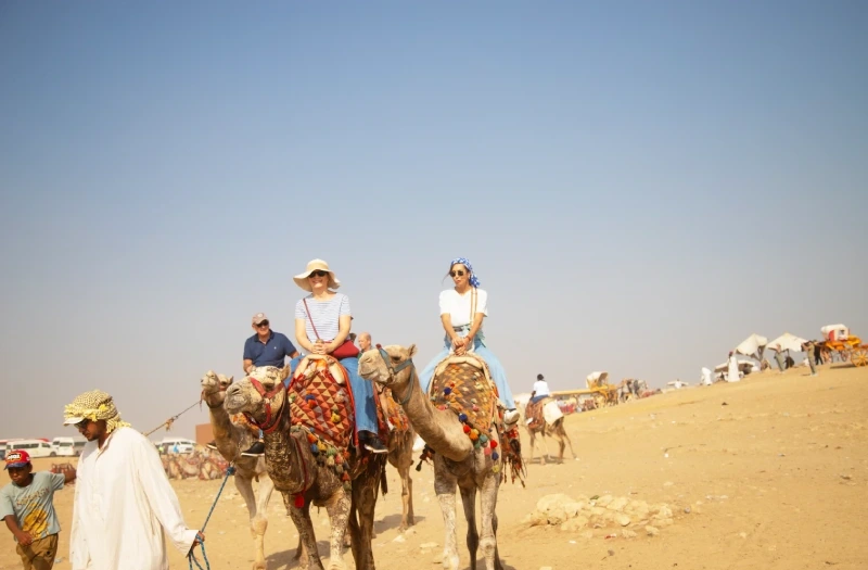 Viaggio organizzato Egitto, un gruppo alle piramidi di Giza
