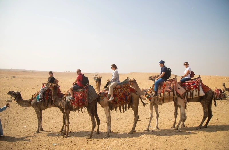 Capodanno al Cairo, un gruppo alle piramidi