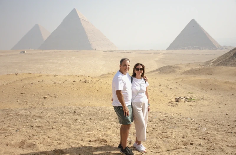 Capodanno al Cairo, una coppia alle piramidi
