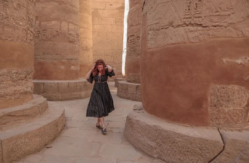Pasqua offerte in Egitto, una donna a luxor
