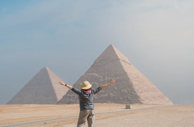 Offerte Egitto Pasqua, una donna davanti alle piramidi di giza