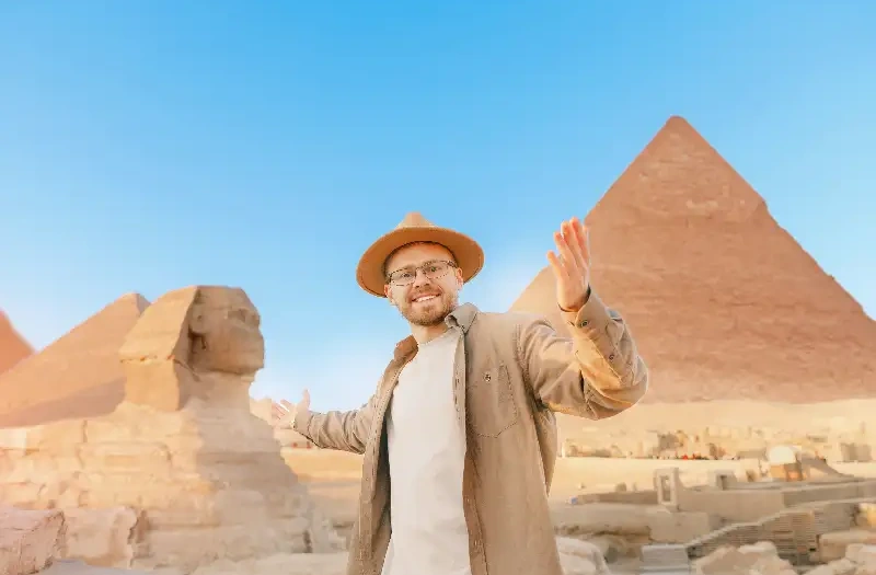 Vacanze Pasqua Egitto, una donna davanti alle piramidi un uomo alle piramidi di Giza