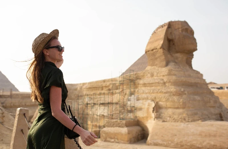 Una donna davanti alle sfinge, egitto pasqua 2026