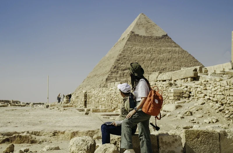 Due personi alle piramidi di Giza, egitto pasqua 2026