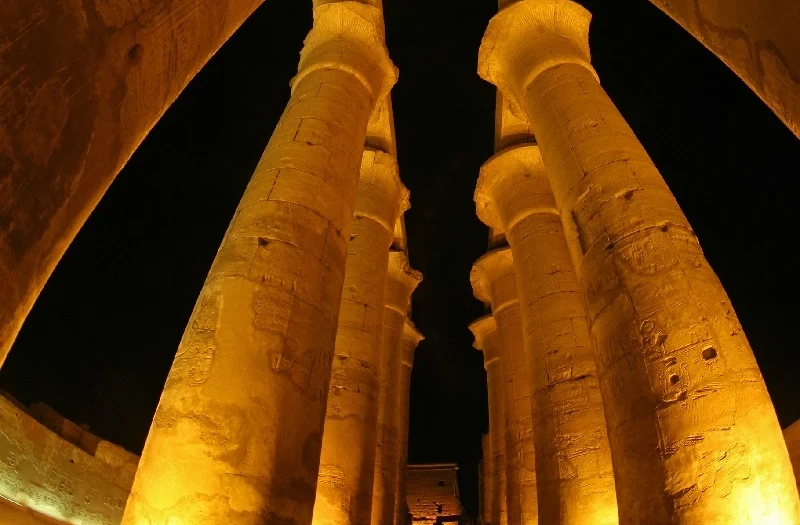 L'Eclissi a Luxor Agosto 2027, le colonne a luxor