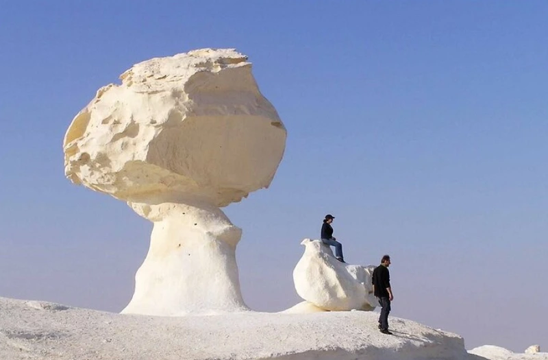 Due persone nel deserto bianco