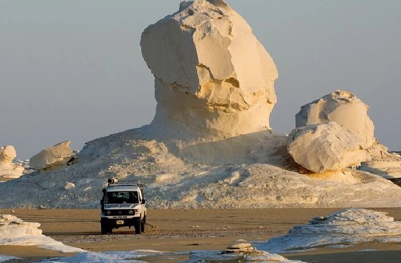 Egitto deserto, una macchina al deserto