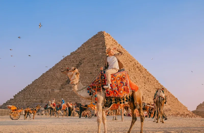 Egitto deserto, un uomo davanti alle piramidi
