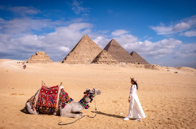 Cairo, crociera sul Nilo e Marsa Alam, Una donna alle piramidi