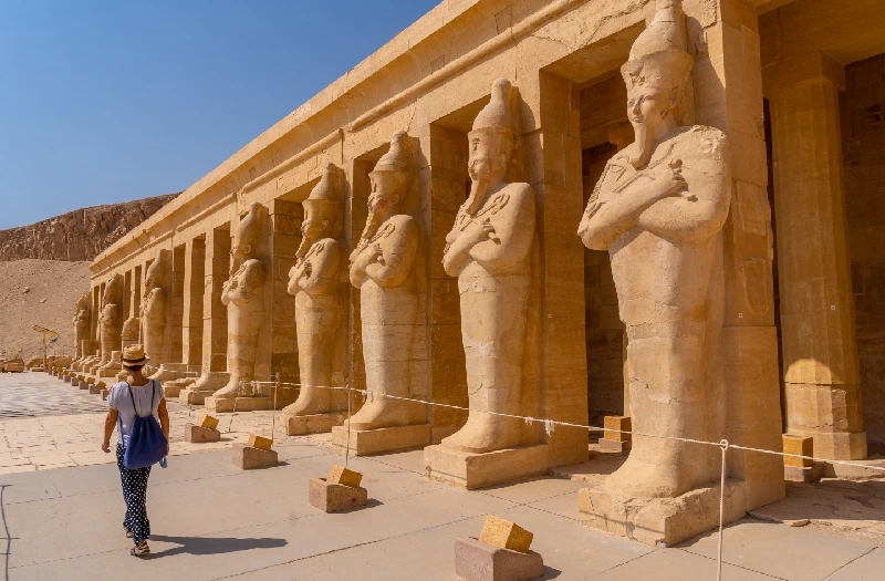 una donna davanti al tempio di luxor, viaggio cairo e luxor