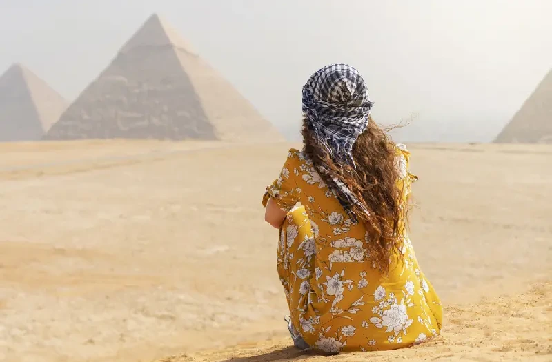 donna alle piramidi,  escursioni porti da alessandria a giza