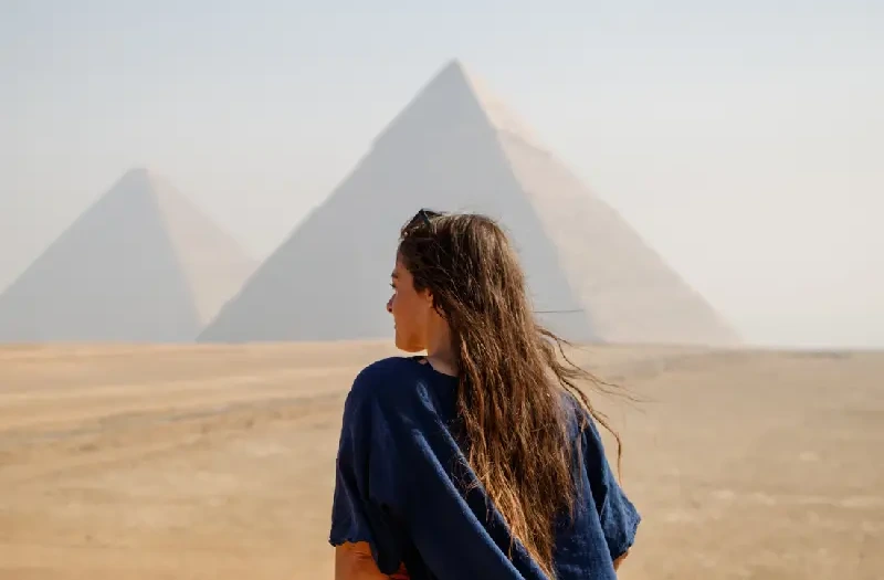 Donna nelle piramidi, escursioni porti a cairo