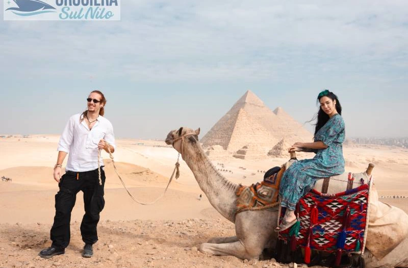 Donna e uomo nelle piramidi, egitto pasqua 2026