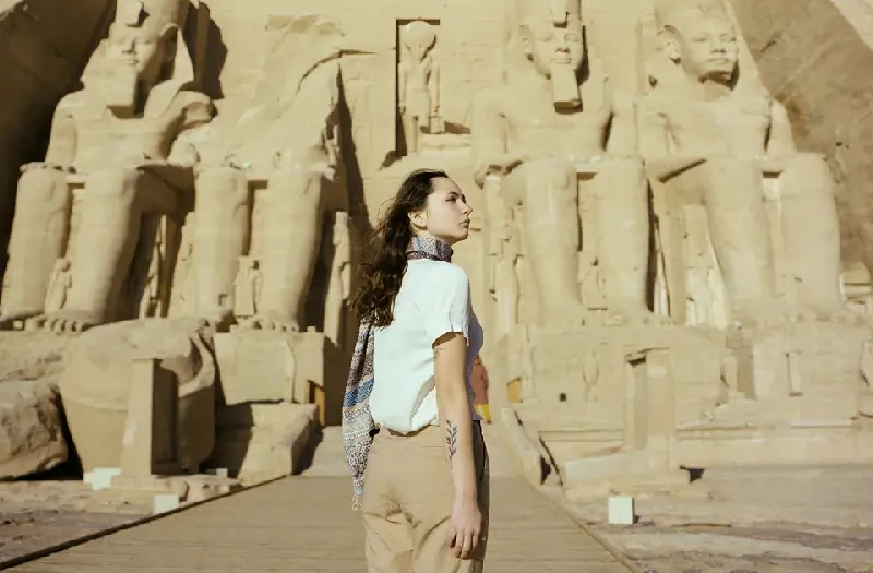 Donna tel Tempio de Abu Simbel, vacanze in egitto ad agosto