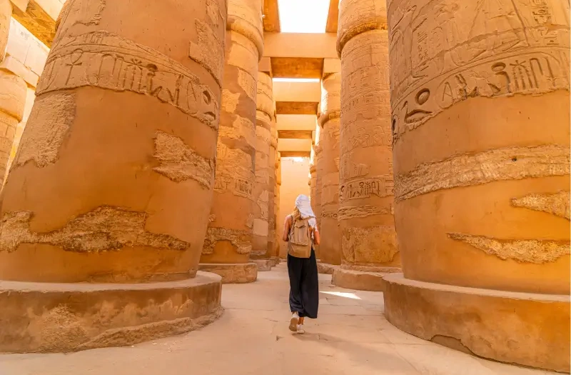Donna nel Tempio di Karnak, vacanze in egitto ad agosto