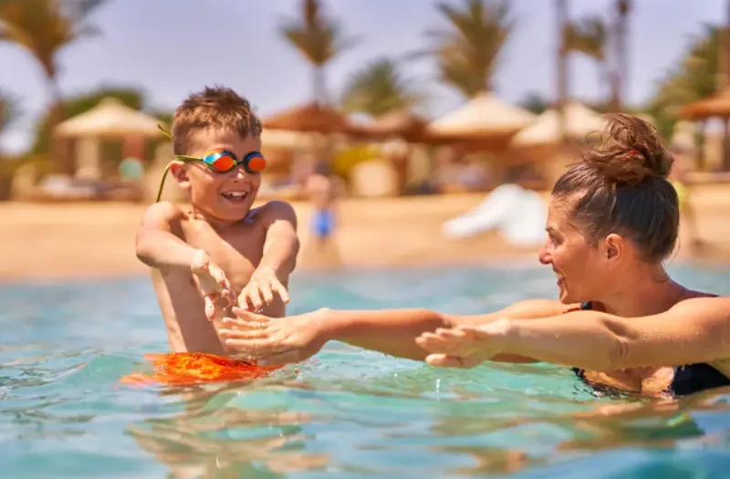 Madre e Figlio a Hurghda, vacanze estive egitto