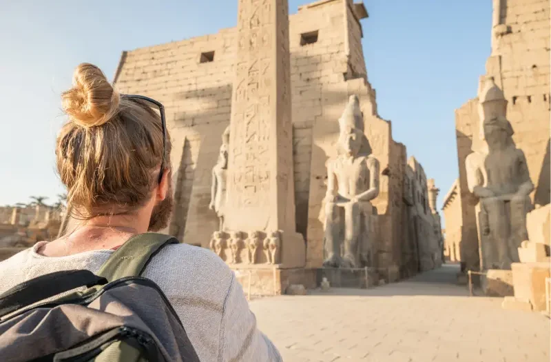 uomo nel tempio di luxor, vacanze estive egitto