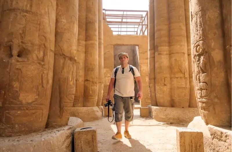 Uomo nel Tempio di Luxor, offerte vacanze agosto egitto