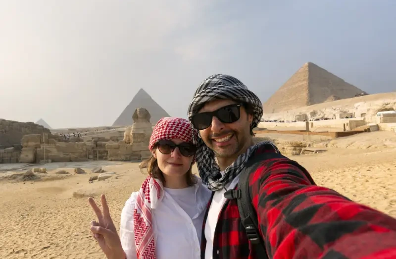 Donna e uomo alle piramidi, viaggi pasqua egitto