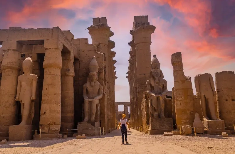 donna nel tempio di luxor, viaggi pasqua egitto