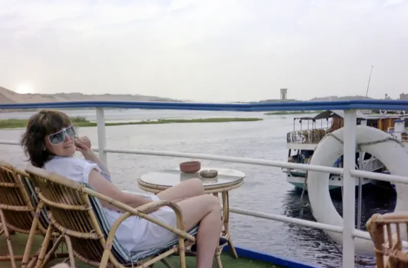Una giovane donna si rilassa sul ponte sole di una nave da crociera sul Nilo, crociera nilo e cairo