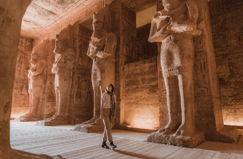 Mujer caminando dentro de los templos de Abu Simbel, Circuito Egipto 8 Días