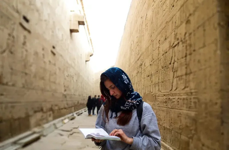 Donna nel Tempio di Edfu, viaggio egitto piramidi e mare