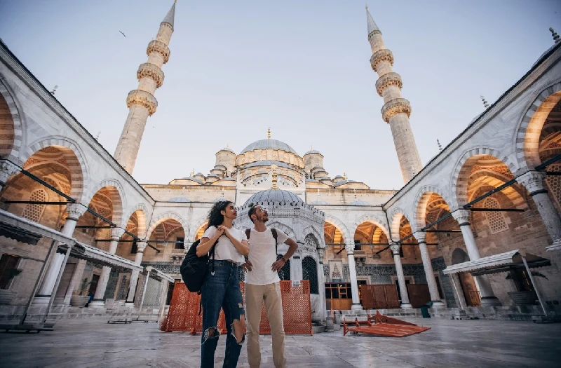 Una joven pareja junto a la Mezquita Azul en Estambul, Turquía.