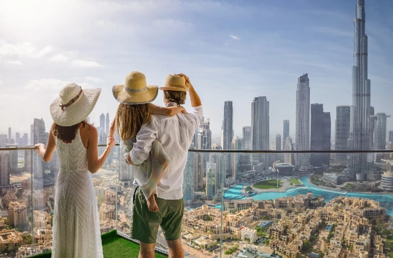Una familia elegante en unas vacaciones en la ciudad disfruta de la vista panorámica del horizonte de Dubái, Emiratos Árabes Unidos.