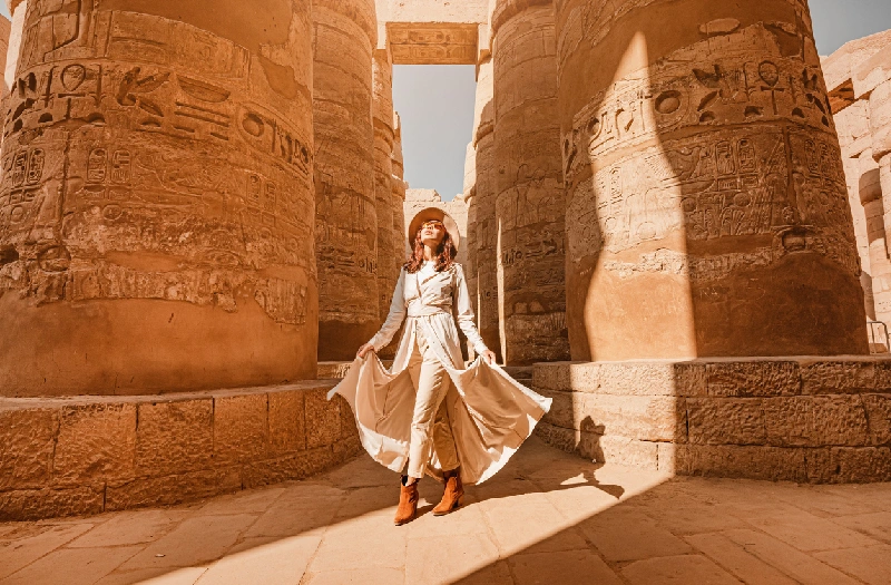 Una turista camina entre los pilares de la Gran Sala Hipóstila del Templo de Karnak.
