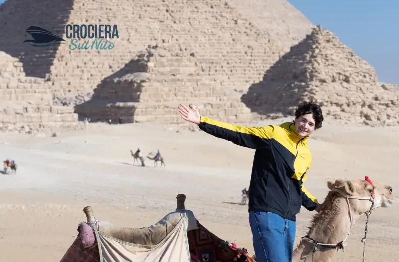 il Nostro cliente con un cammello, tour egitto classico