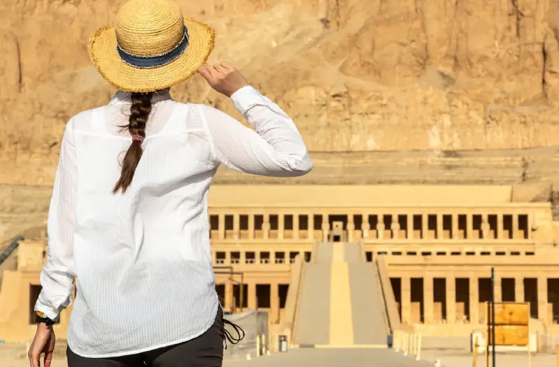 Una Donna nel Tempio di Hatshepsut, offerta capodanno egitto